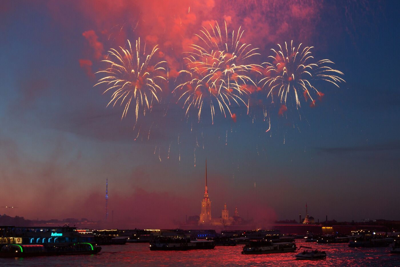 Праздничный салют в честь Дня Победы в городах-героях