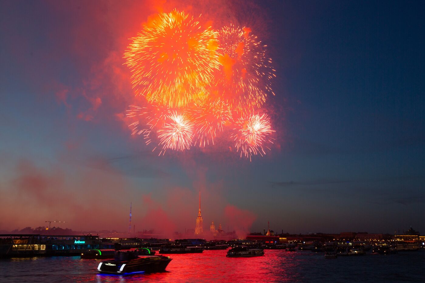 Праздничный салют в честь Дня Победы в городах-героях