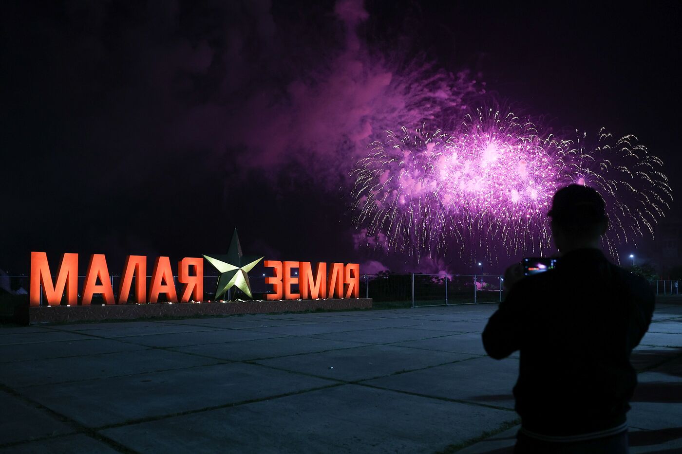 Праздничный салют в честь Дня Победы в городах-героях