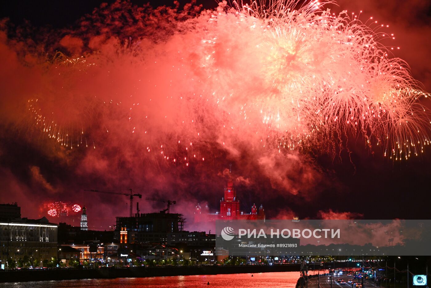 Праздничный салют в Москве в честь Дня Победы