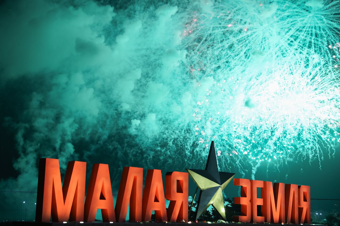 Праздничный салют в честь Дня Победы в городах-героях