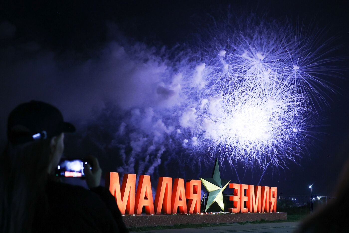 Праздничный салют в честь Дня Победы в городах-героях