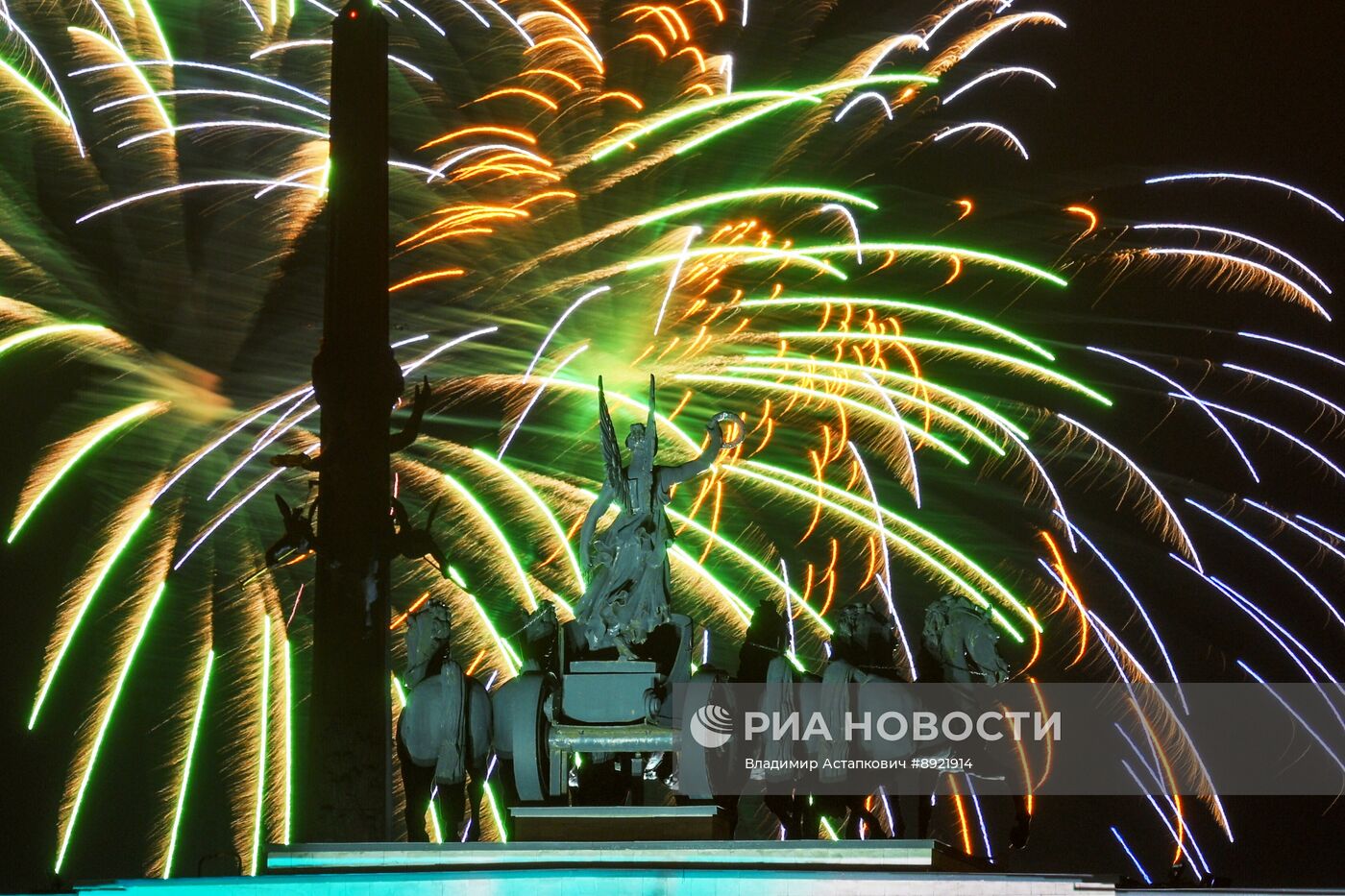 Праздничный салют в Москве в честь Дня Победы