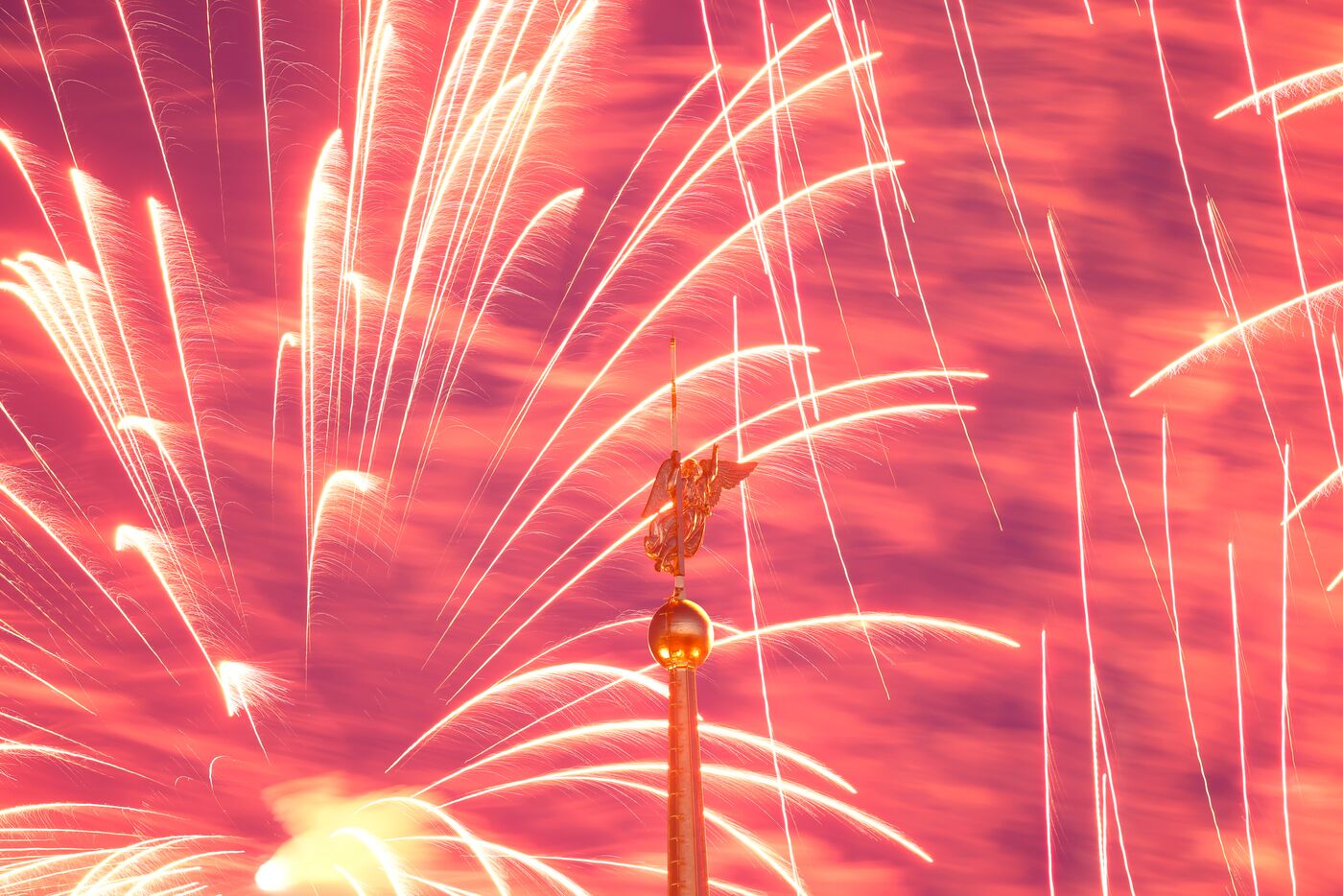 Праздничный салют в честь Дня Победы в городах-героях