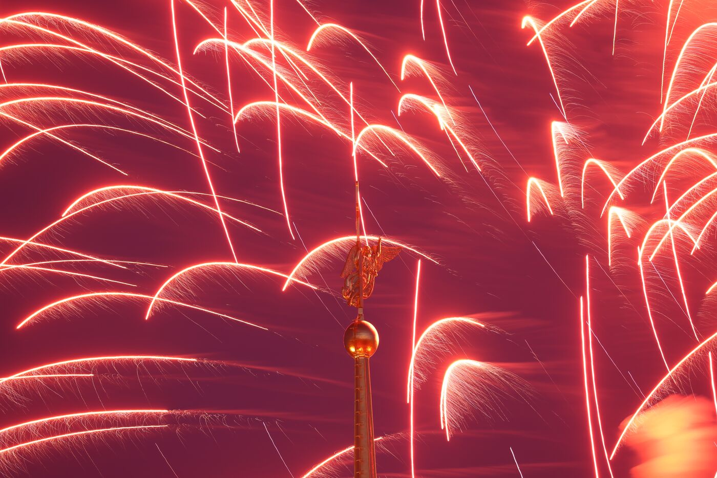 Праздничный салют в честь Дня Победы в городах-героях