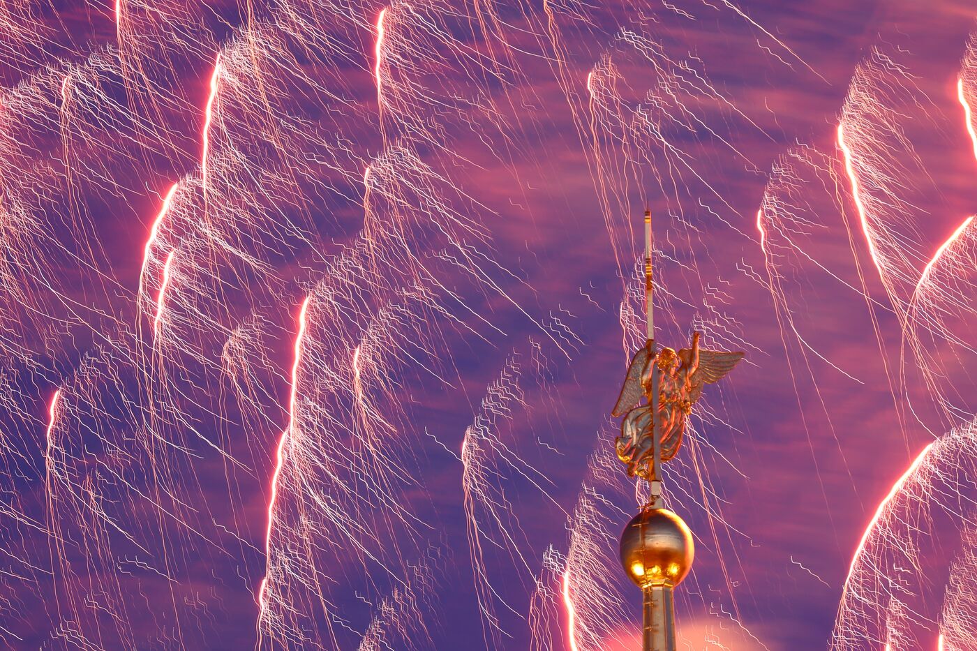 Праздничный салют в честь Дня Победы в городах-героях