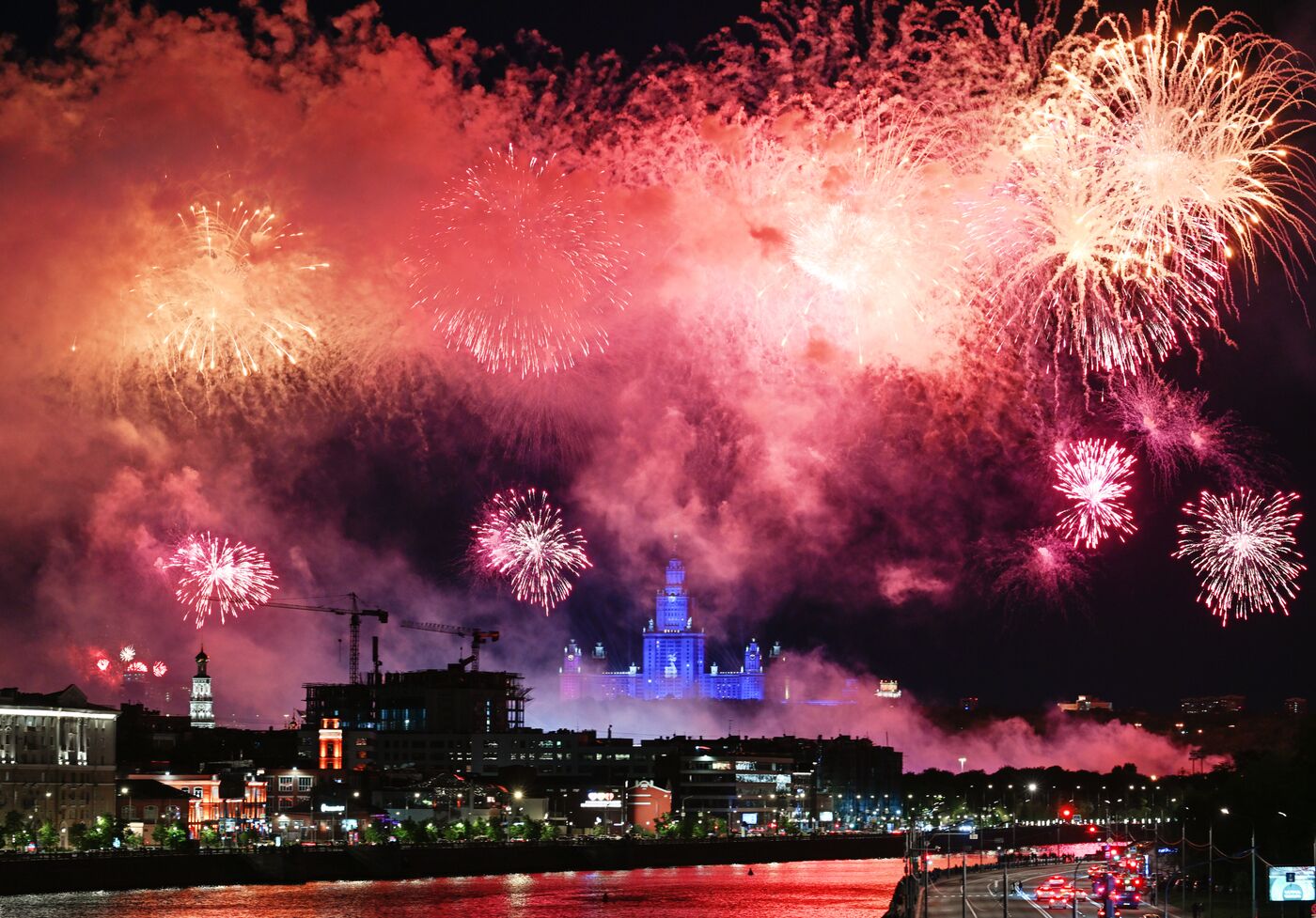 Праздничный салют в Москве в честь Дня Победы