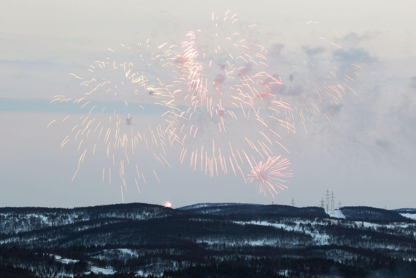 Праздничный салют в честь Дня Победы в городах-героях