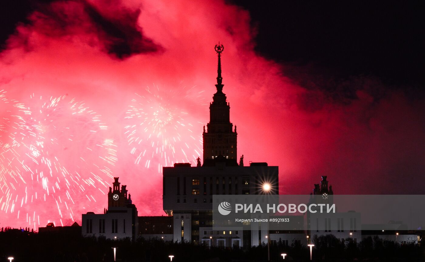Праздничный салют в Москве в честь Дня Победы