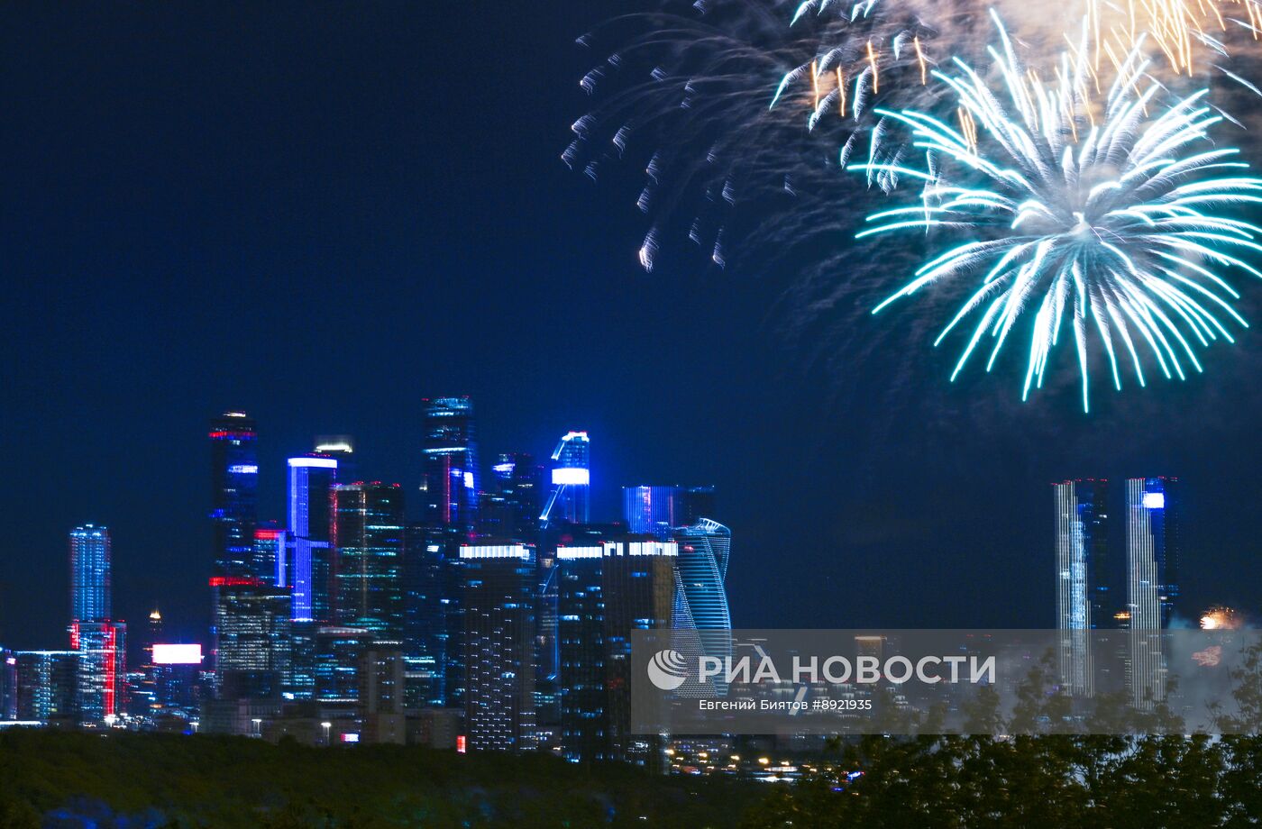 Праздничный салют в Москве в честь Дня Победы