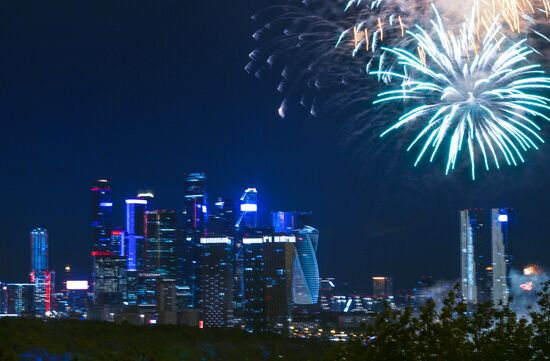 Праздничный салют в Москве в честь Дня Победы