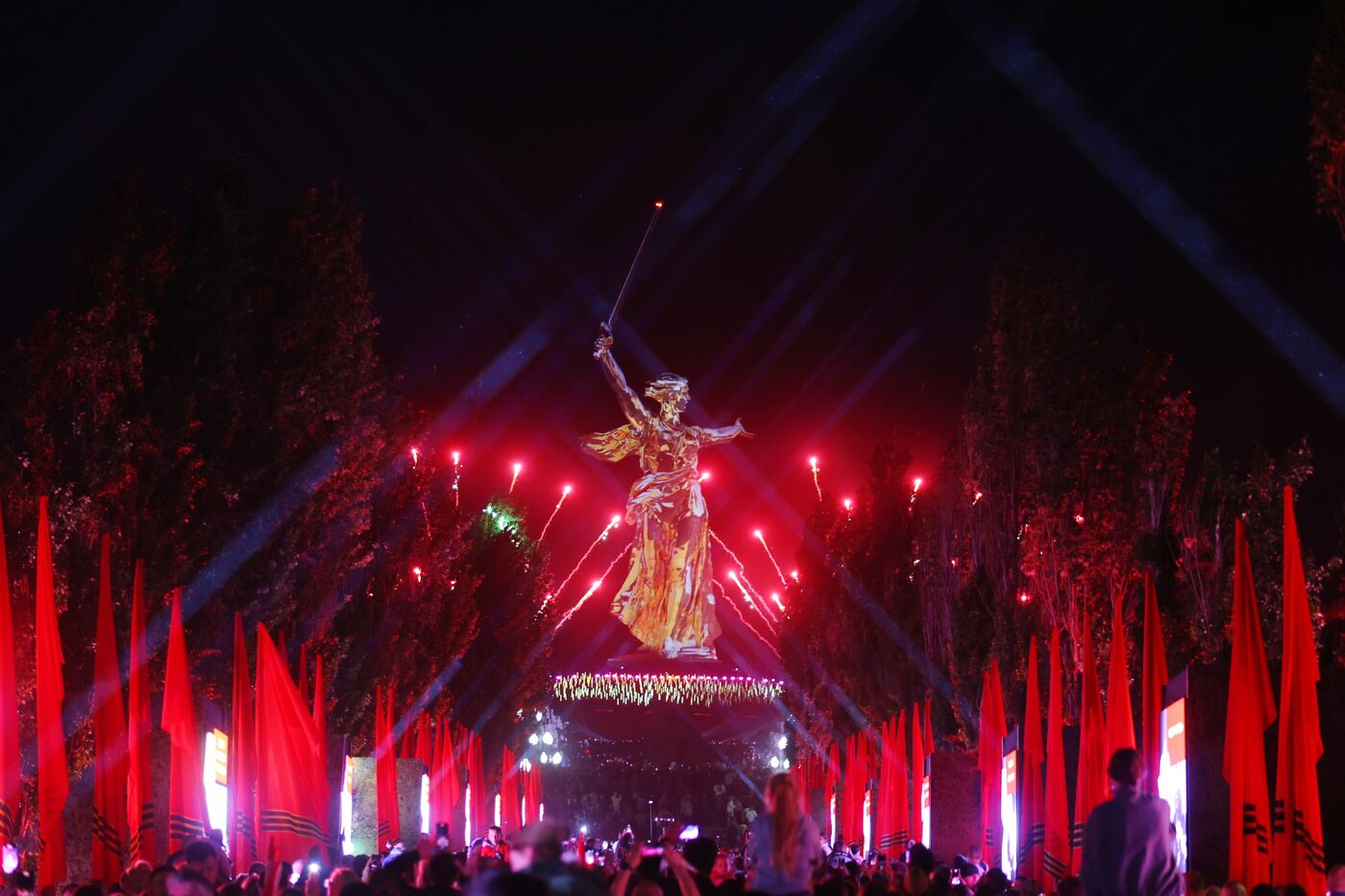 Праздничный салют в честь Дня Победы в городах-героях