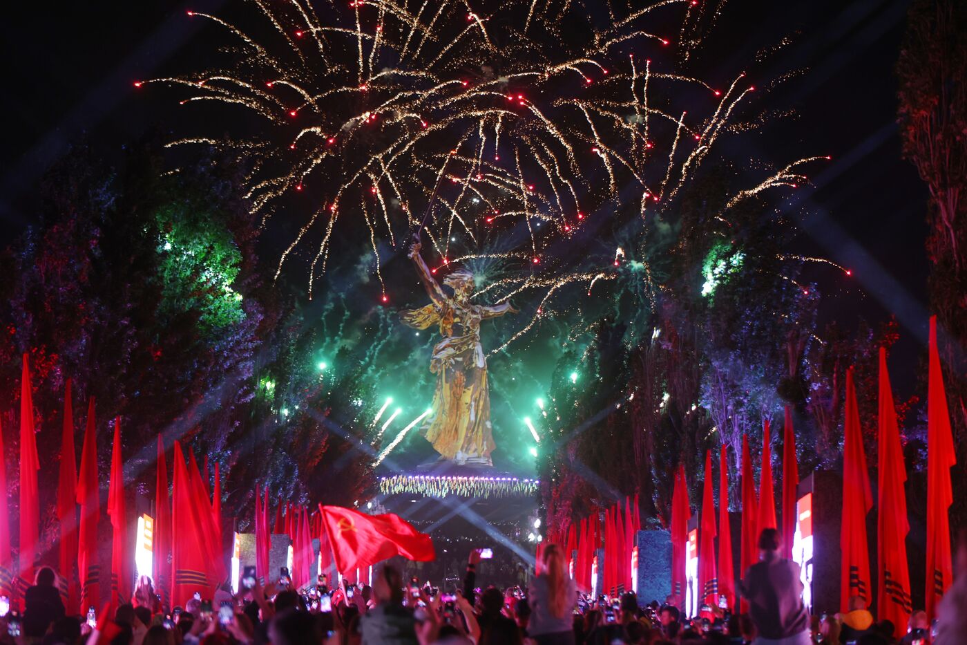 Праздничный салют в честь Дня Победы в городах-героях