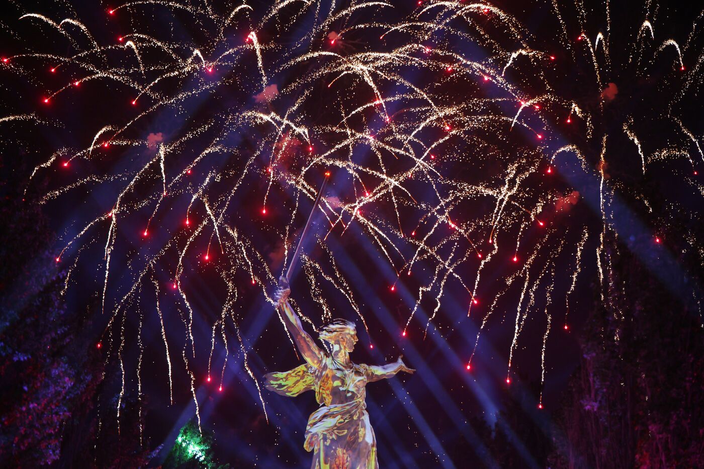 Праздничный салют в честь Дня Победы в городах-героях