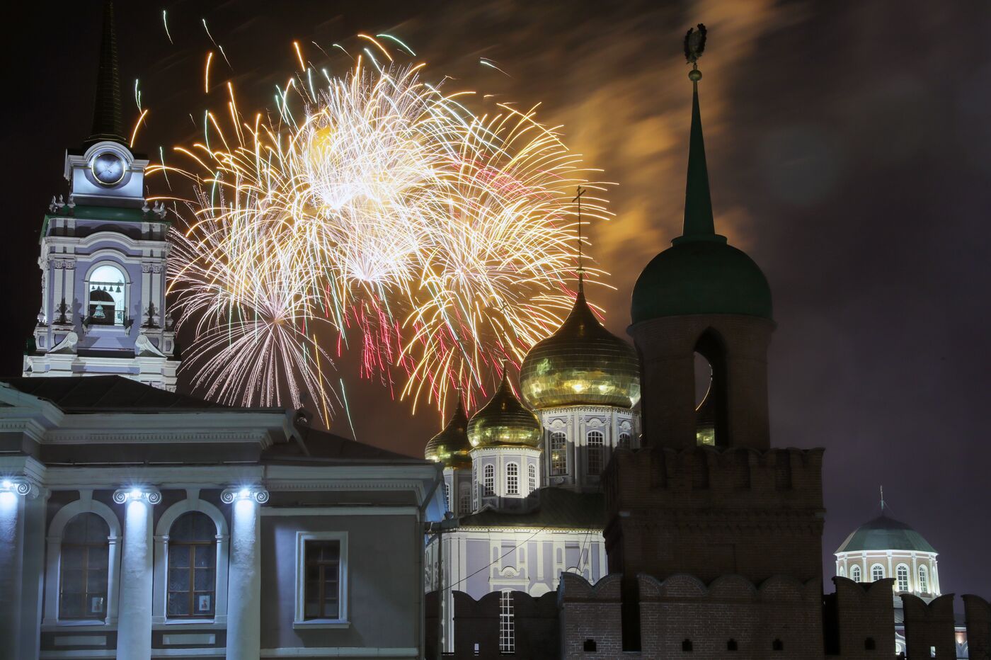 Праздничный салют в честь Дня Победы в городах-героях
