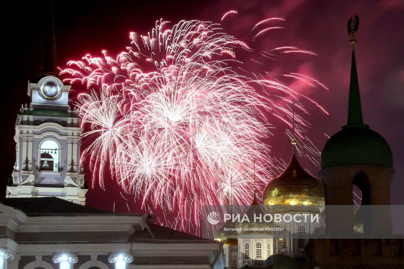 Праздничный салют в честь Дня Победы в городах-героях