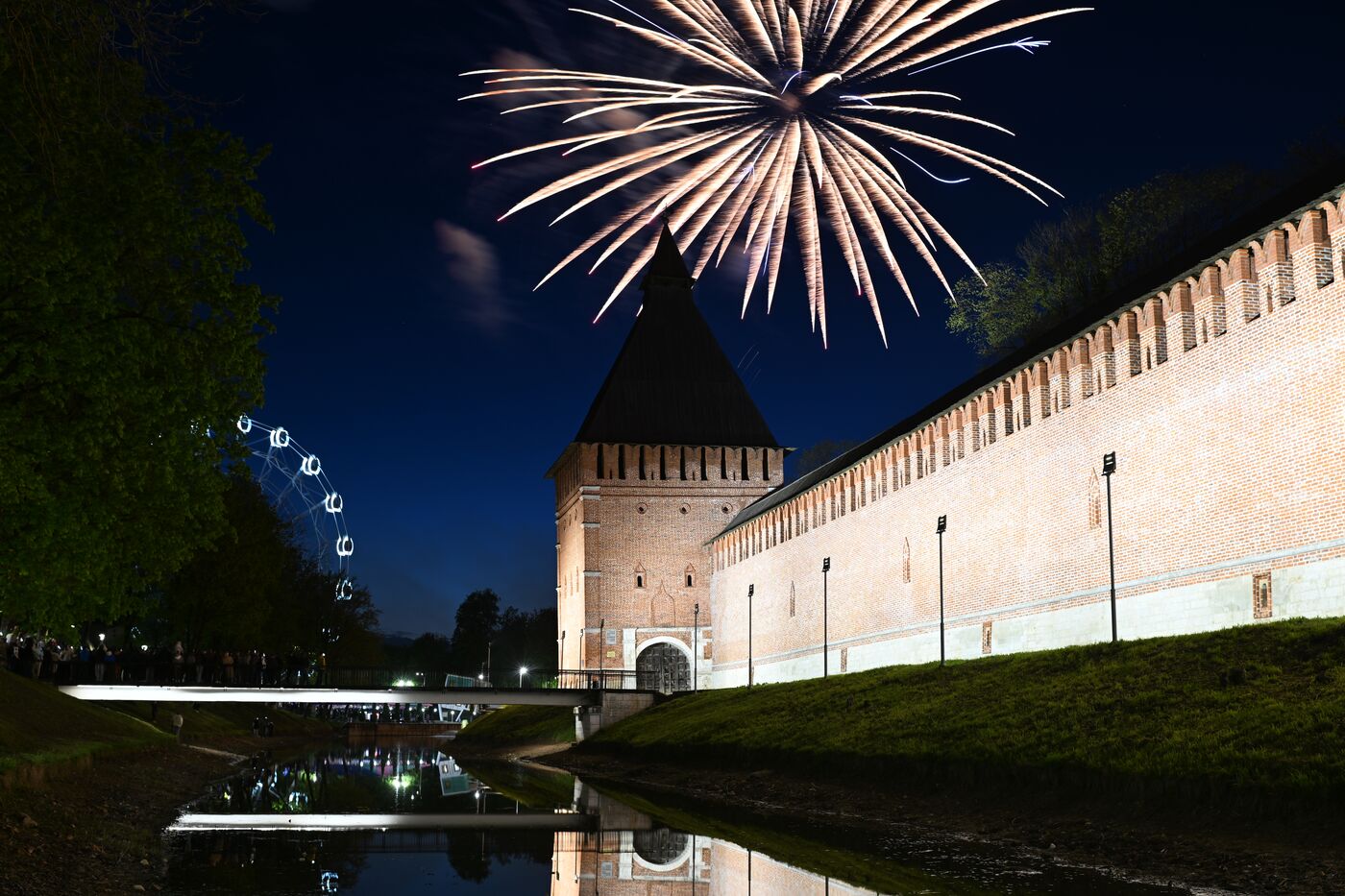 Праздничный салют в честь Дня Победы в городах-героях