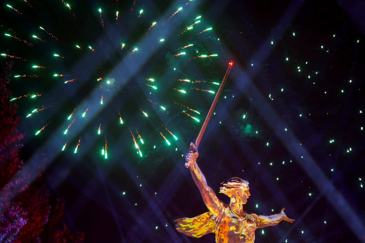 Праздничный салют в честь Дня Победы в городах-героях