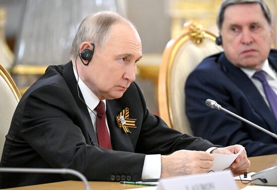 Президент РФ Владимир Путин во время встречи с председателем правительства Словакии Робертом Фицо. Место: Россия, Москва. Автор: Сергей Бобылев/РИА Новости. Встреча президента РФ В. Путина и премьер-министра Словакии Р. Фицо