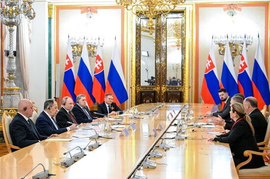 Президент РФ Владимир Путин и председатель правительства Словакии Роберт Фицо во время встречи. Место: Россия, Москва. Автор: Сергей Бобылев/РИА Новости. Встреча президента РФ В. Путина и премьер-министра Словакии Р. Фицо