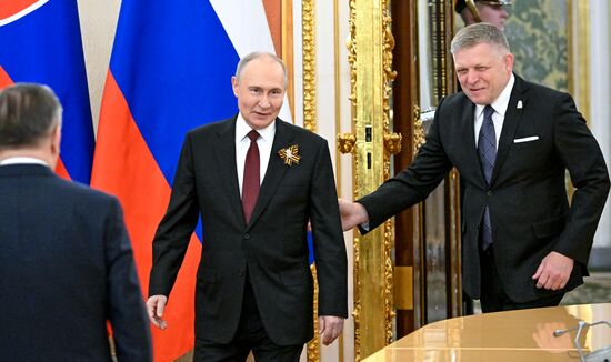 Президент РФ Владимир Путин и председатель правительства Словакии Роберт Фицо во время встречи. Место: Россия, Москва. Автор: Сергей Бобылев/РИА Новости. Встреча президента РФ В. Путина и премьер-министра Словакии Р. Фицо