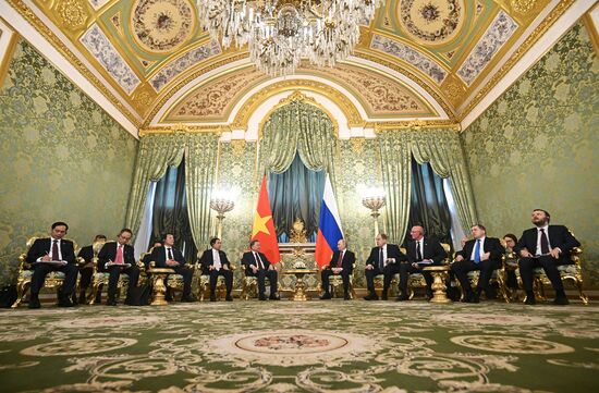 Президент РФ Владимир Путин и генеральный секретарь Коммунистической партии Вьетнама (КПВ) То Лам во время встречи.
Место: Россия, Москва. Автор: Сергей Бобылев/РИА Новости. Официальный визит генсека ЦК Компартии Вьетнама То Лама в Россию