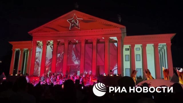 Световое шоу в честь 80-летия Великой Победы на фасаде Зимнего театра в Сочи