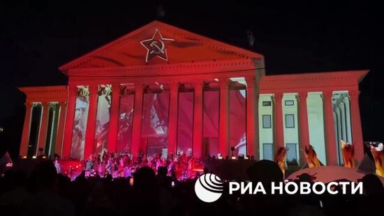 Световое шоу в честь 80-летия Великой Победы на фасаде Зимнего театра в Сочи