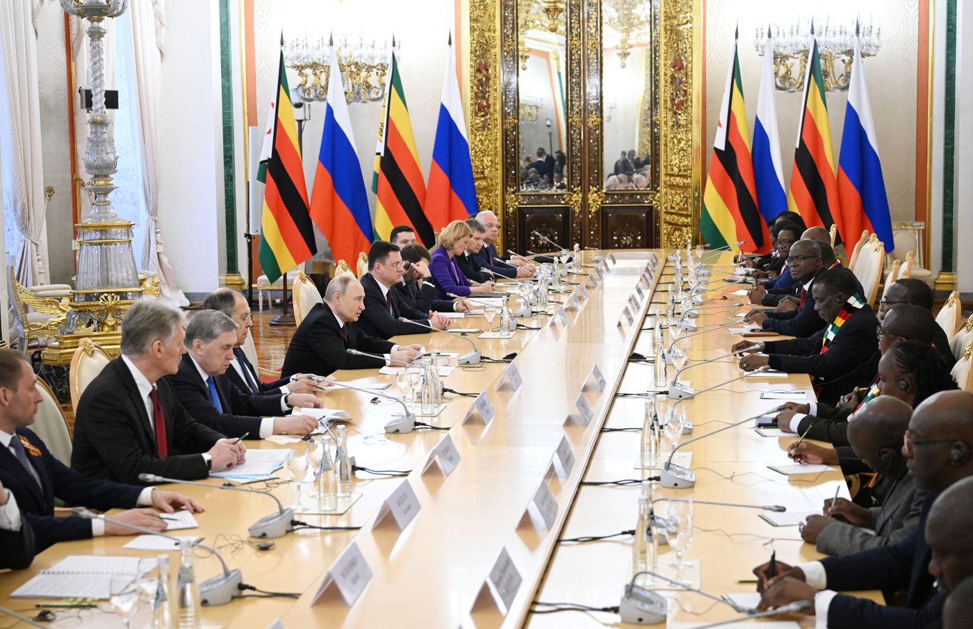 Встреча президента РФ В. Путина и президента Зимбабве Э. Мнангагвы