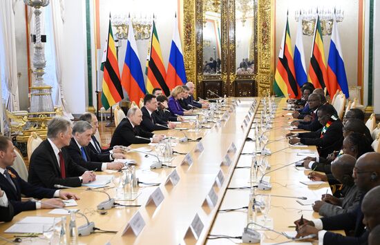 Встреча президента РФ В. Путина и президента Зимбабве Э. Мнангагвы