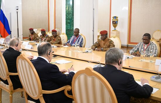 Встреча президента РФ В. Путина и президента Буркина-Фасо Ибрагима Траоре