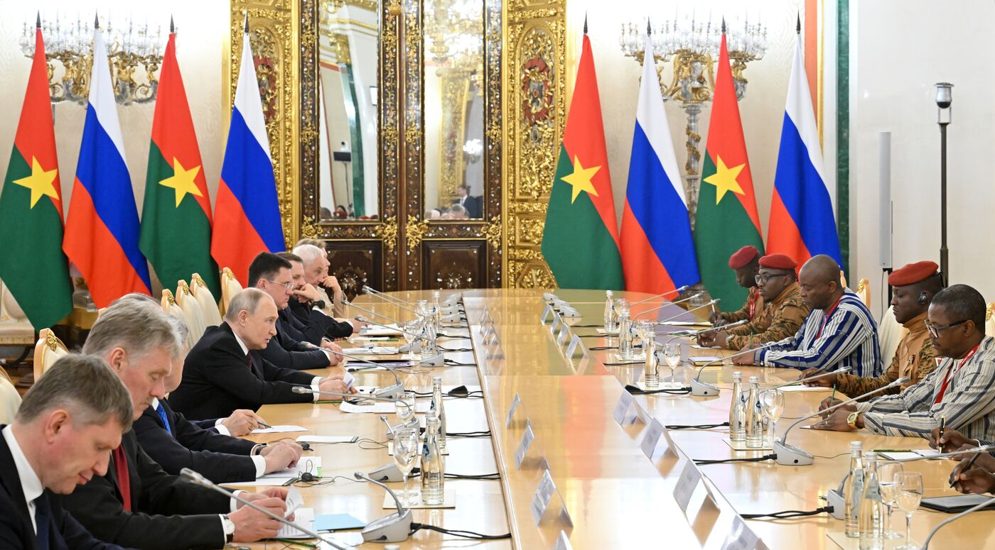 Встреча президента РФ В. Путина и президента Буркина-Фасо Ибрагима Траоре