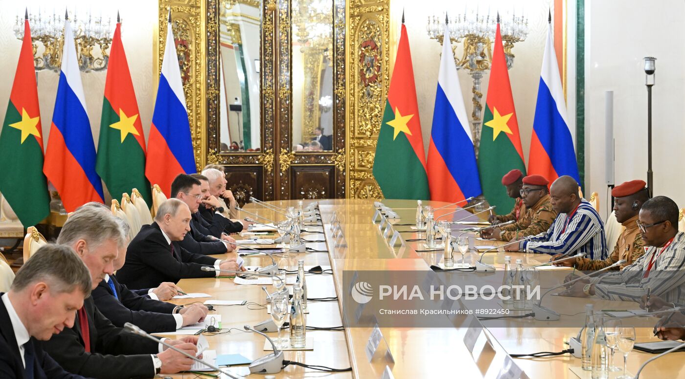 Встреча президента РФ В. Путина и президента Буркина-Фасо Ибрагима Траоре