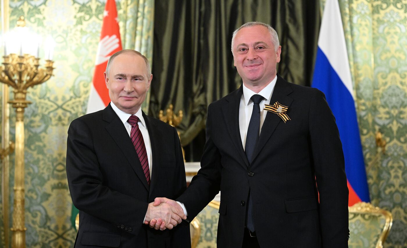 Встреча президента РФ В. Путина и президента Абхазии Б. Гунбы