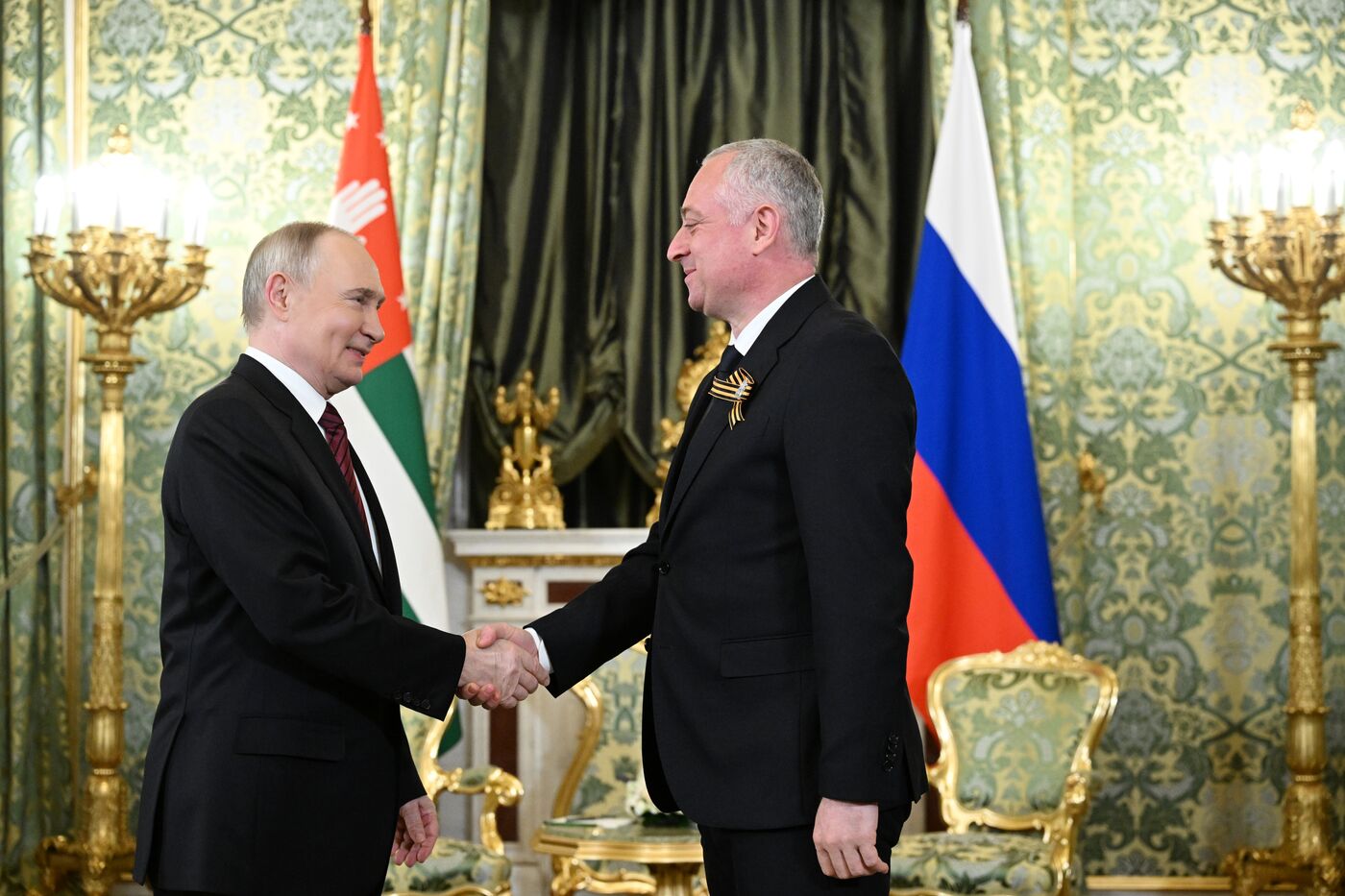 Встреча президента РФ В. Путина и президента Абхазии Б. Гунбы