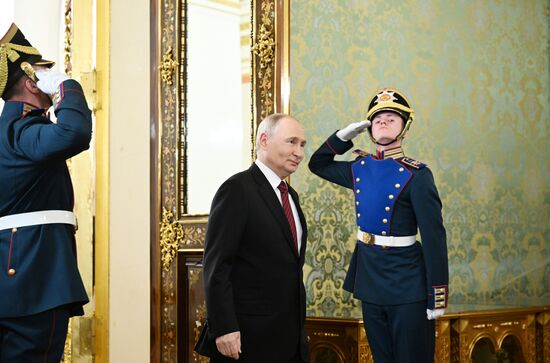 Встреча президента РФ В. Путина и президента Абхазии Б. Гунбы