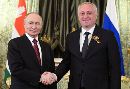 Встреча президента РФ В. Путина и президента Абхазии Б. Гунбы