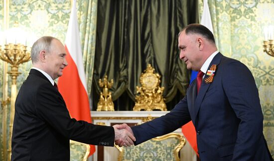 Встреча президента РФ В. Путина и президента Южной Осетии Алана Гаглоева