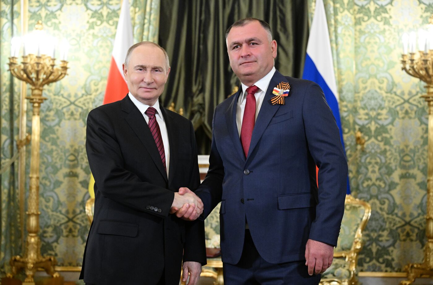 Встреча президента РФ В. Путина и президента Южной Осетии Алана Гаглоева