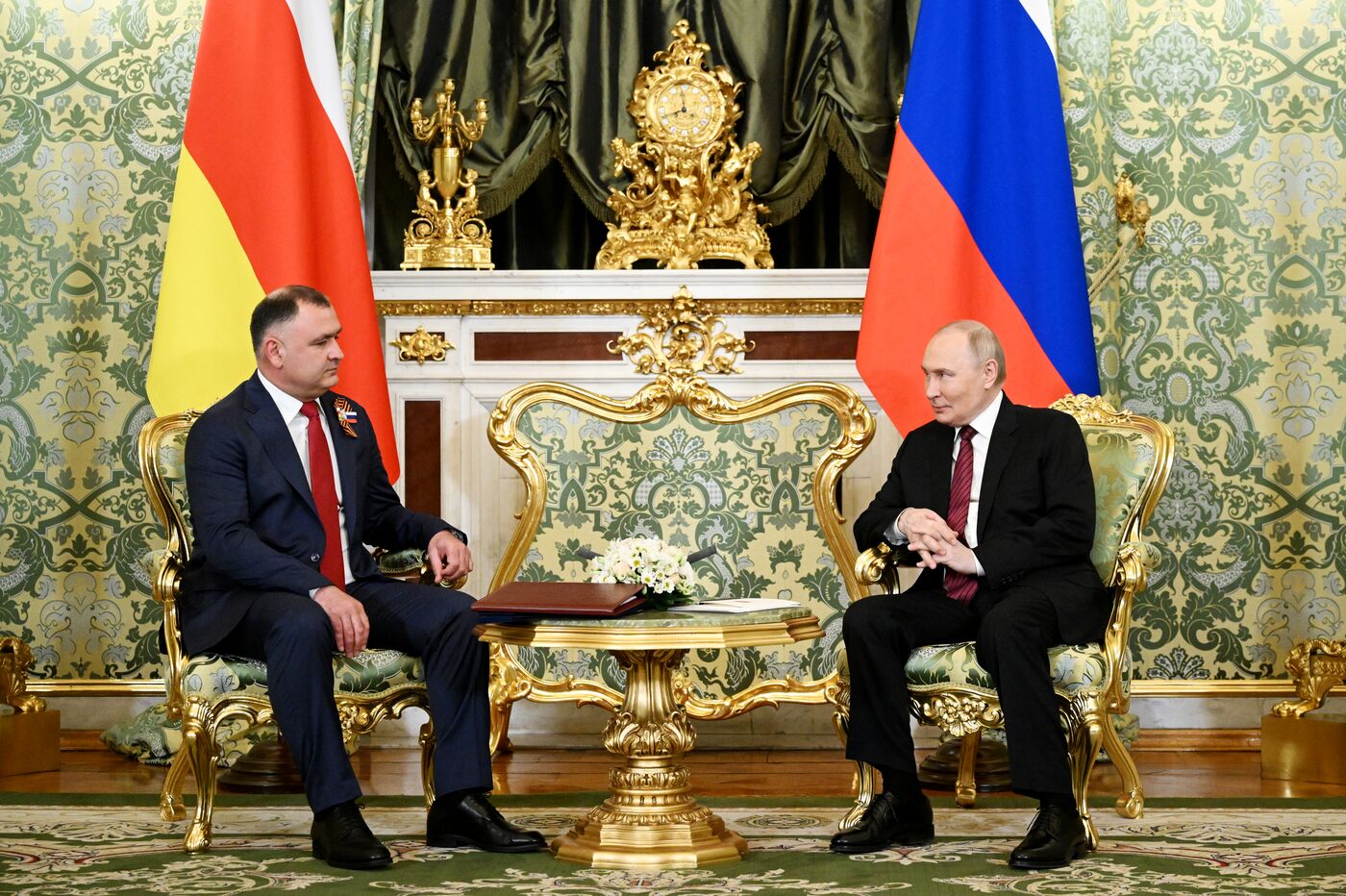Встреча президента РФ В. Путина и президента Южной Осетии Алана Гаглоева