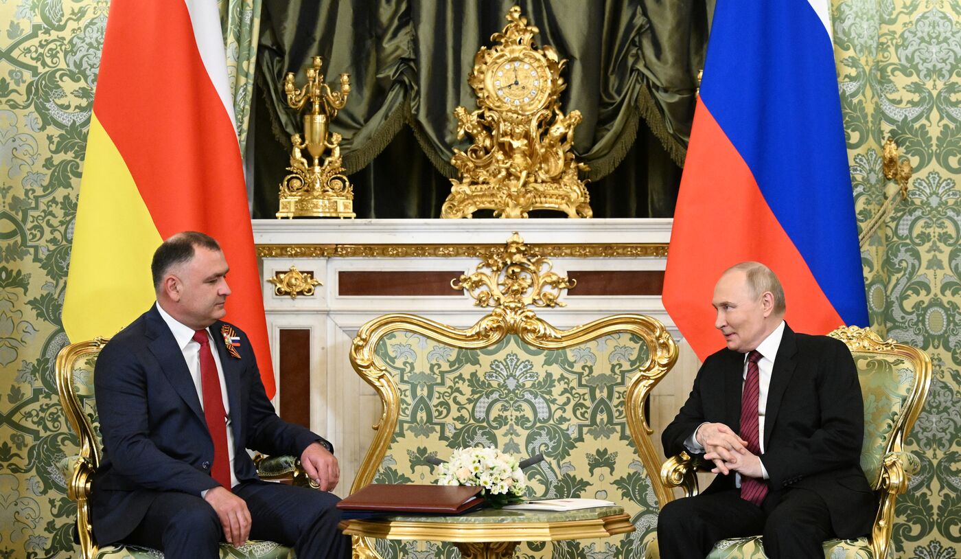 Встреча президента РФ В. Путина и президента Южной Осетии Алана Гаглоева