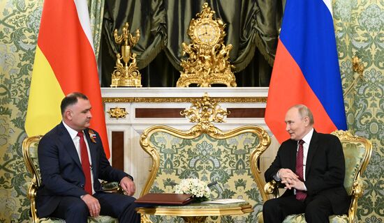 Встреча президента РФ В. Путина и президента Южной Осетии Алана Гаглоева