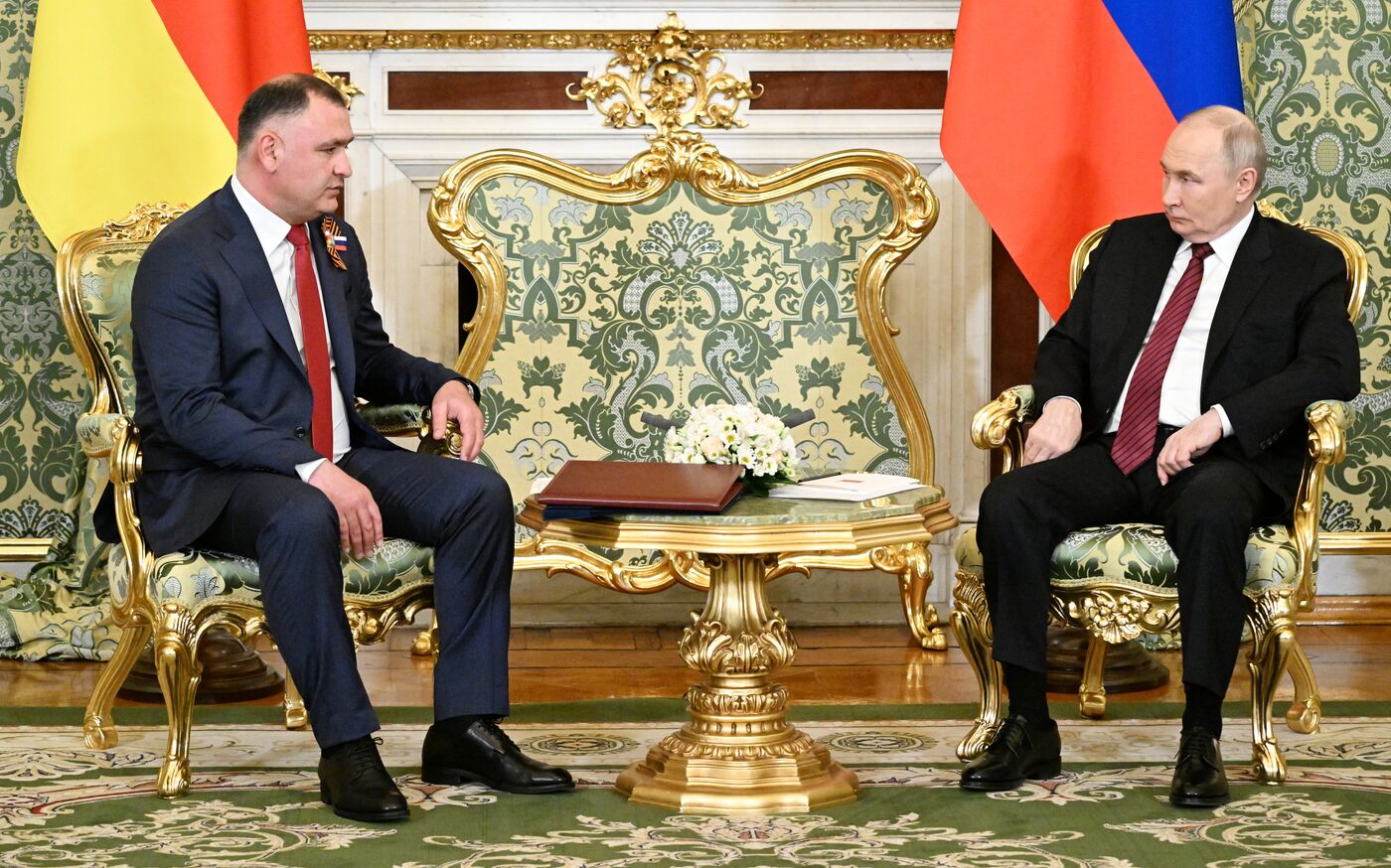 Встреча президента РФ В. Путина и президента Южной Осетии Алана Гаглоева