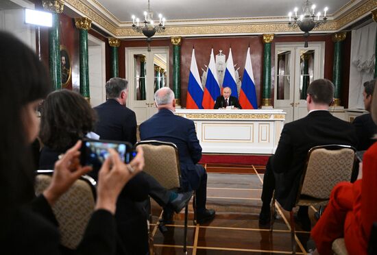 Обращение президента РФ В. Путина к представителям российских и зарубежных СМИ
