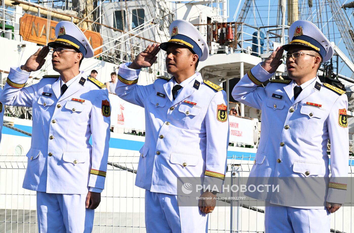 Церемония передачи НИС "Профессор Гагаринский" Тропическому центру