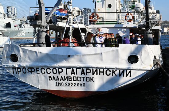 Церемония передачи НИС "Профессор Гагаринский" Тропическому центру 