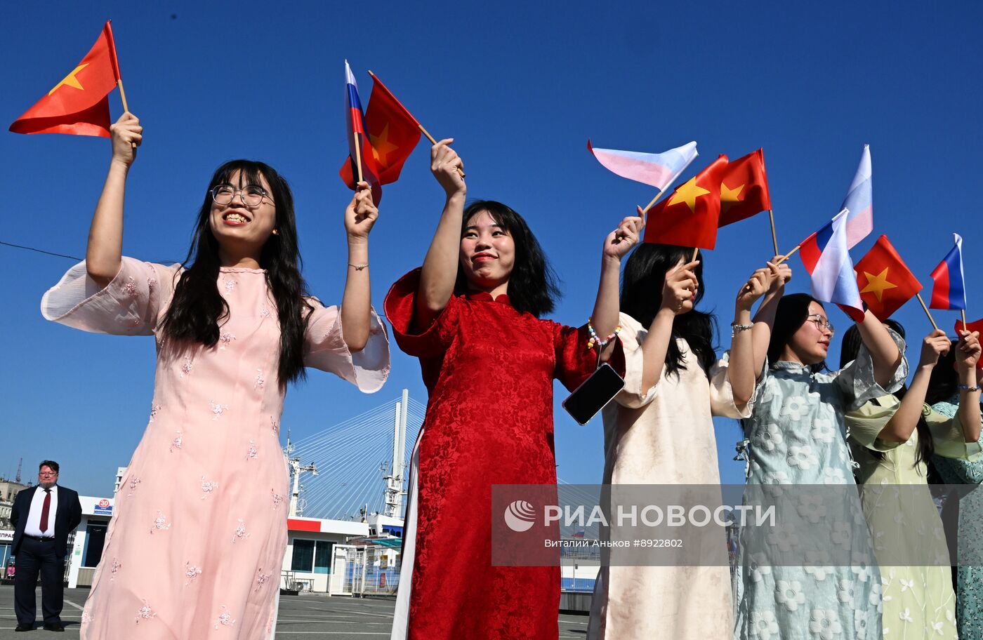Церемония передачи НИС "Профессор Гагаринский" Тропическому центру