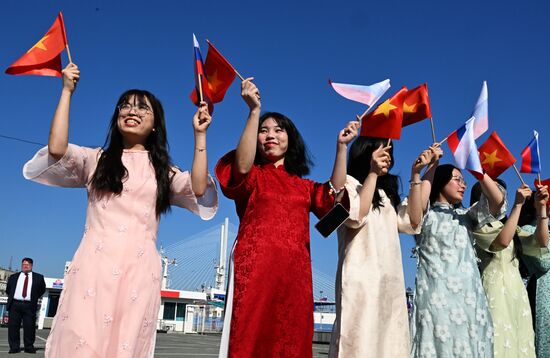 Церемония передачи НИС "Профессор Гагаринский" Тропическому центру 