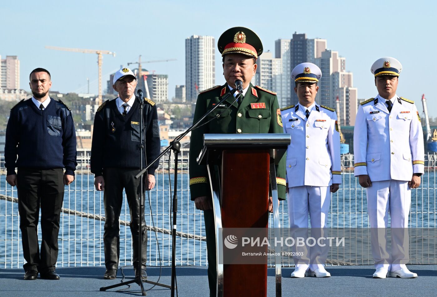 Церемония передачи НИС "Профессор Гагаринский" Тропическому центру
