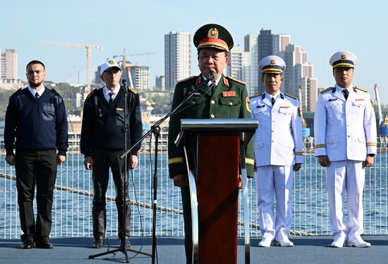 Церемония передачи НИС "Профессор Гагаринский" Тропическому центру 